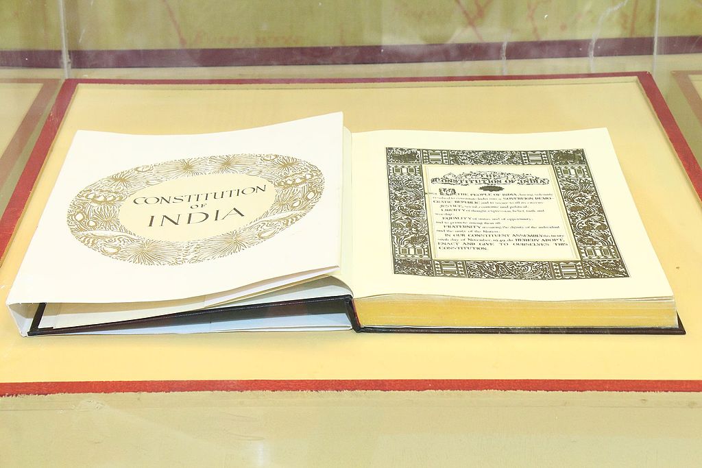 Illustration showing Federal vs Unitary Constitution structure in Indian context
